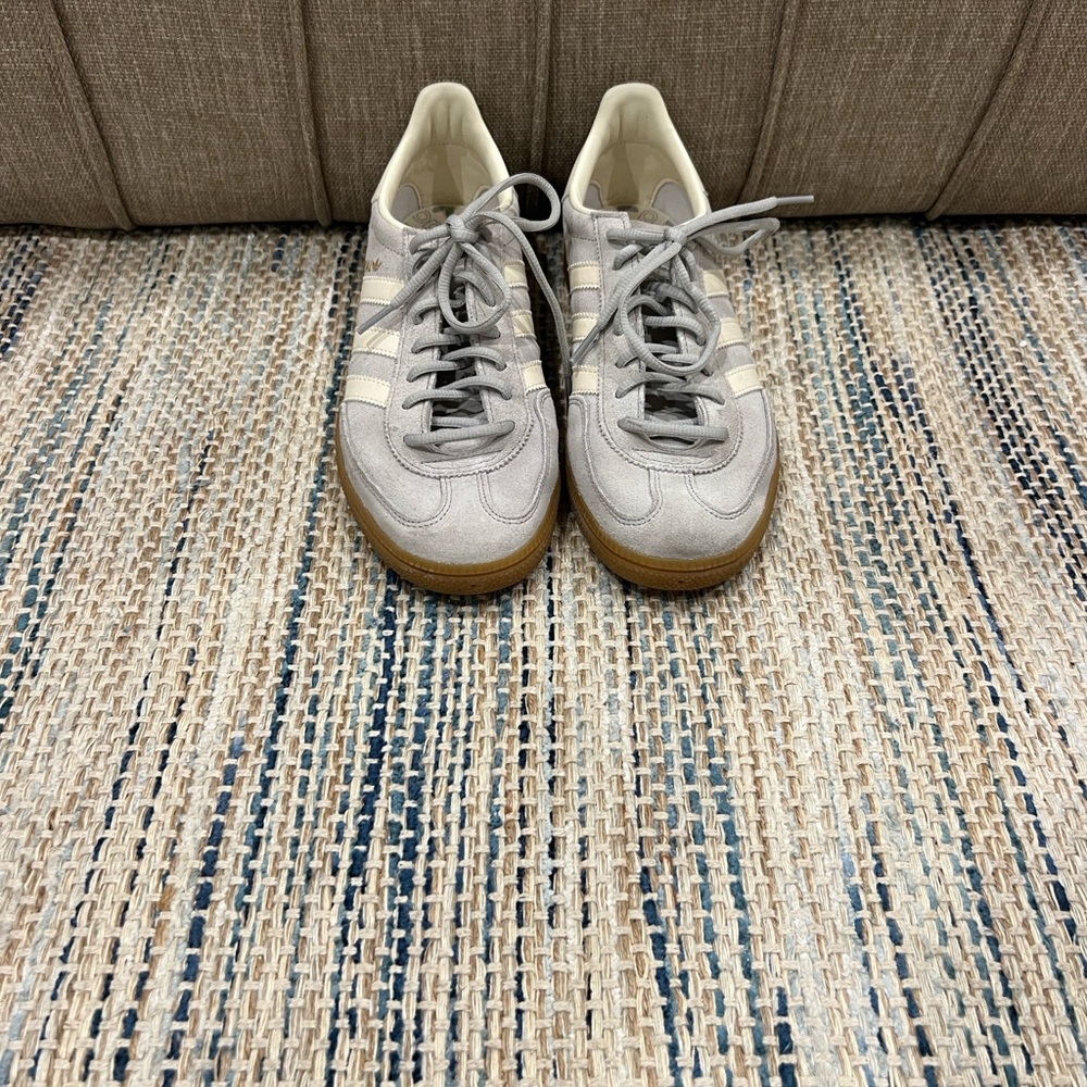Adidas HANDBALL SPEZIAL SHOES Gray and White Sneakers with Suede Finish size 8.5